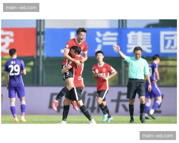 成都蓉城后腰茹萨身体不适 训练缺席引发中场防守隐患